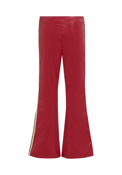 Rode uitlopende broek van glanzend faux leer. Bevat zijstripes in zwart en crème, met een aangesloten taille. Gladde textuur over het geheel.