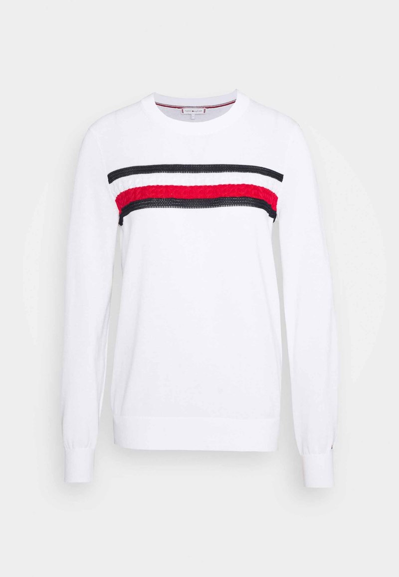 Pull blanc à manches longues avec col rond et rayures horizontales noires, blanches et rouges sur la poitrine.