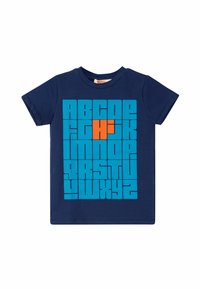 Mørkeblå bomulds t-shirt med et stort grafisk tryk af alfabetet i lys blå, hvor "Hi" er fremhævet i orange. Korte ærmer, rund hals.
