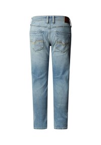 Jean en denim bleu clair avec deux poches arrière présentant des motifs chevrons cousus et une patch en cuir marron sur la taille.