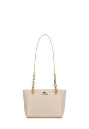 Bolso tote de cuero beige con una textura suave, asas de cadena dorada y detalle del logo en la parte frontal. Forma rectangular con un diseño estructurado.