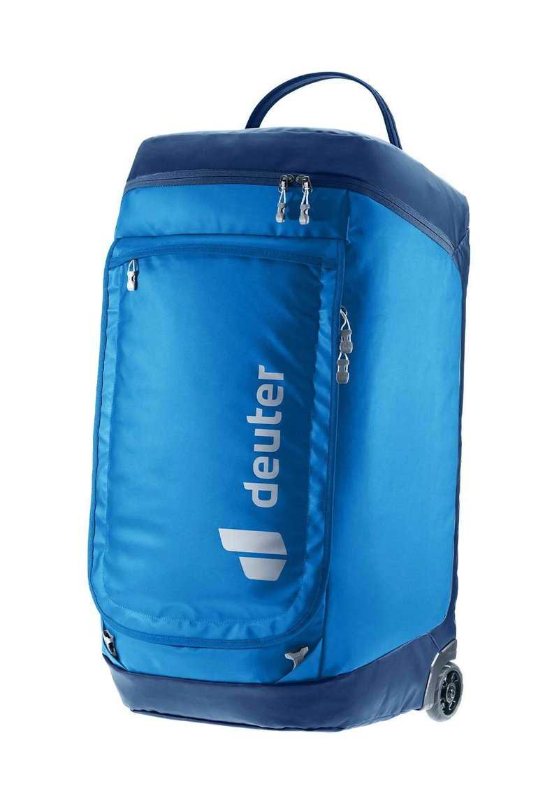 Zaino da viaggio blu con dettagli blu scuro, dotato di una tasca frontale conzip e logo stampato sul lato, e due ruote resistenti alla base.