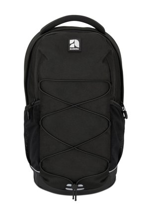 Schwarzer Rucksack aus strapazierfähigem Stoff, mit einem vorderen Bungee-Kordeldesign, seitlichen Netzfächern und Akzenten aus reflektierendem Material.