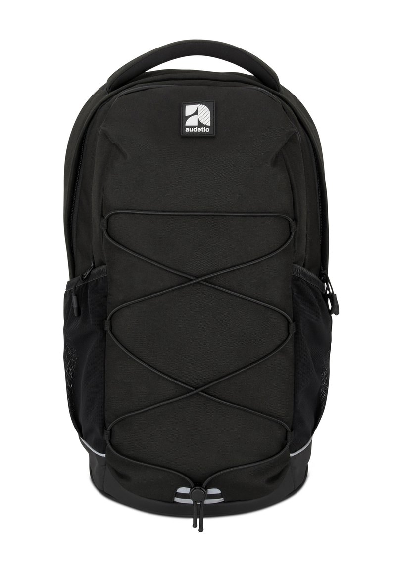 Zaino nero realizzato in tessuto resistente, con un design di corda elastica anteriore, tasche laterali in rete e dettagli in materiale riflettente.