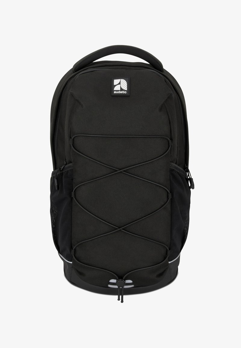 Rucsac negru din material durable, cu un design de cordon bungee în față, buzunare laterale din plasă și accente din material reflectorizant.