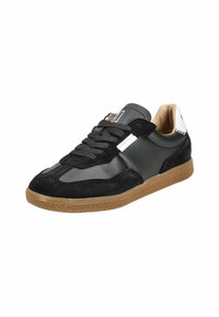 Sneaker nere realizzate con materiali in suede e pelle, dotate di una suola in gomma color gum, dettagli grigi e lacci neri con un particolare bianco sul tallone.