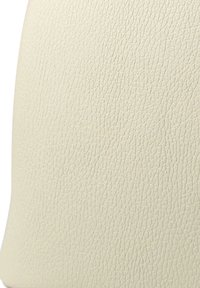 Cuir synthétique texturé de couleur crème avec un motif granuleux, formant une forme incurvée pour un design élégant.