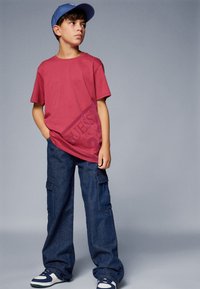 Guess JUNIOR BOY  - Triko s potiskem - splatter red