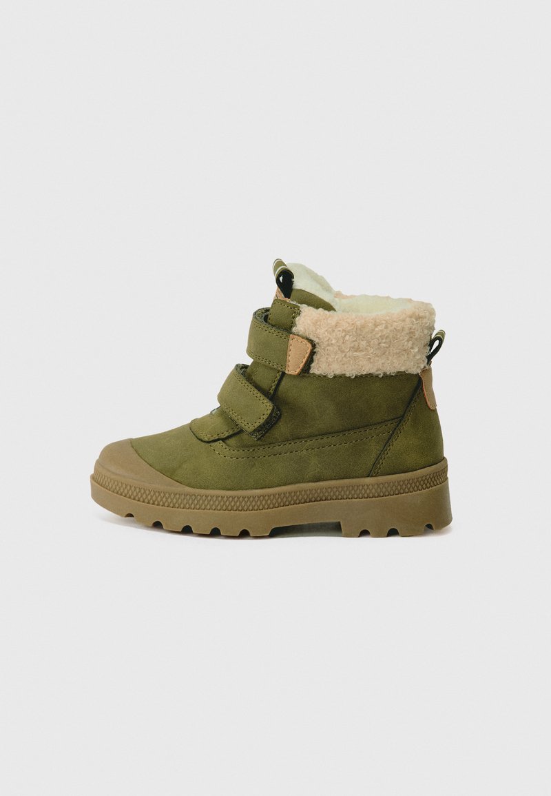 Olivgrüner Knöchelstiefel aus Wildleder mit einer tanfarbenen Gummisohle. Verfügt über einen flauschigen cremefarbenen Kragen und zwei verstellbare Klettverschlüsse.