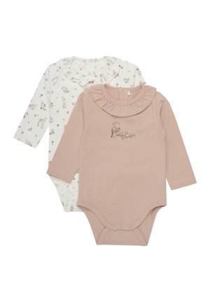 Deux bodysuits à manches longues : un crème avec un motif floral et un col à volants, un rose avec un graphique d'oiseau et un col à volants.