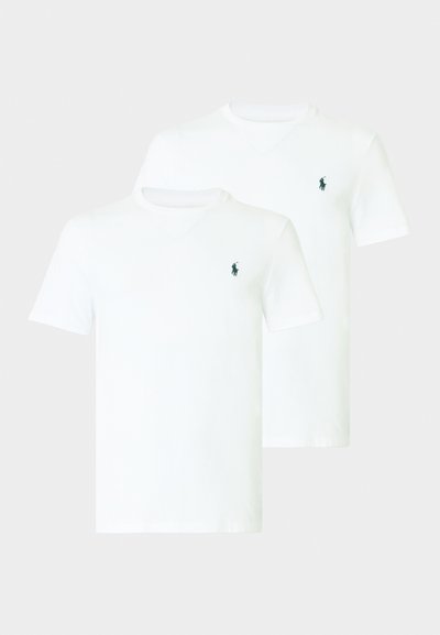 Fehér pamut v-nyakú pólók, kis zöld logóval díszítve, rövid ujjúak és sima tapintásúak, két darabos csomagban árusítva.