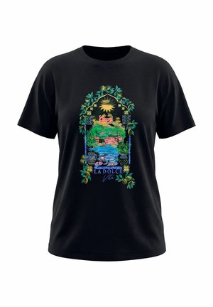 Musta t-paita, jossa värikäs ikkunankehyksen kuvio, jossa sitruunoita, vihreitä kukkuloita, vettä, aurinko ja teksti "Capri" ja "La Dolce Vita."