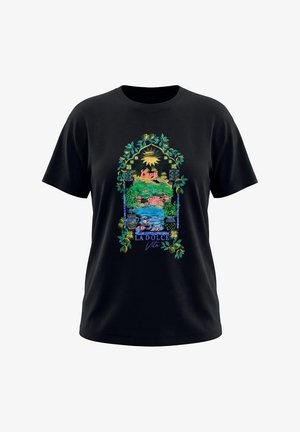 Černé tričko s barevným designem okenního rámu zobrazujícím citrony, zelené kopce, vodu, slunce a text „Capri“ a „La Dolce Vita.“