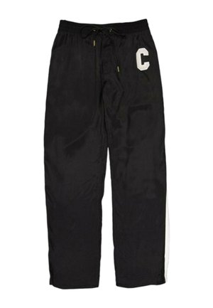 Pantalon décontracté noir avec taille élastique et cordon de serrage, avec une lettre blanche "C" sur la partie supérieure de la cuisse gauche.
