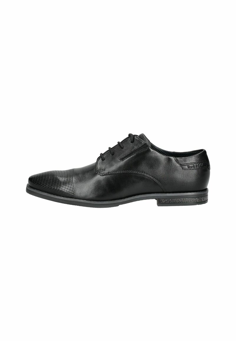 Zapato de vestir de cuero negro con puntera redondeada, con un panel de malla texturizado en la parte frontal, cinco ojetes para cordones y una suela plana.