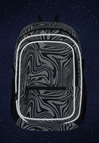 Zaino bianco e nero con un motivo spirale, dotato di rifiniture riflettenti, molteplici cerniere e spallacci imbottiti per il comfort.