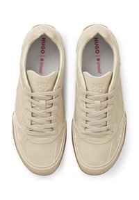 Beige Turnschuhe mit glattem Lederfinish, runder Zehenkappe, Schnürdesign und gepolsterten Innensohlen. Enthält geprägte Logodetails.