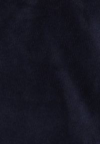 Marineblaues Cord-Stoff mit gerippter Textur und glatter Oberfläche, geeignet für verschiedene Bekleidungsanwendungen.