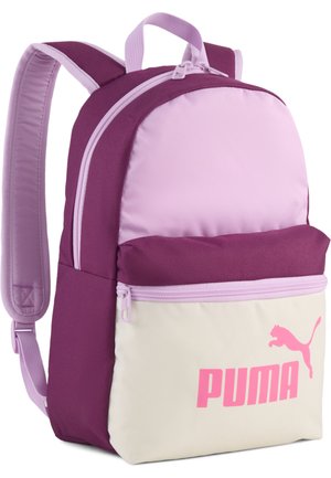 Piccolo zaino Puma con sezioni viola chiaro, viola scuro e crema, con logo Puma rosa sulla tasca frontale e spallacci imbottiti.
