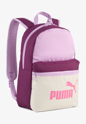 Mały plecak Puma w jasnofioletowych, ciemnofioletowych i kremowych częściach, z różowym logo Puma na przedniej kieszeni i wyściełanymi paskami na ramiona.