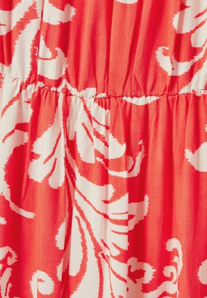 Roter und weißer Stoff mit Blumenmuster, mit einem gerafften Taillendesign und sanft fallender Drapierung, die filigrane Wirbelmuster hervorhebt.