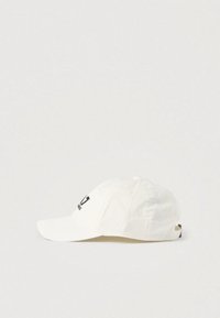 Șapcă de baseball albă din bumbac, cu bor curbat, logo pe față și curea reglabilă în spate. Prevăzută cu orificii de ventilație.