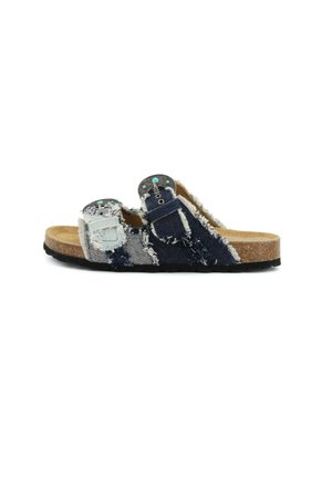 Sandalo open-toe con suola in sughero, doppi cinturini regolabili in denim sfrangiato blu chiaro e blu scuro, con borchie accentuate turchesi.