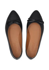Schwarze Ballettflats aus Leder mit einer spitzen Zehe, die vorne eine kleine Schleifenakzentuierung und ein hellbraunes Innenfutter aufweisen.