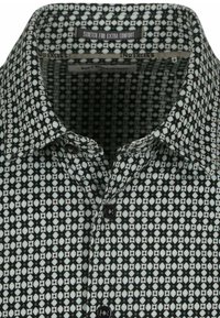 Zwart-witte gestreepte shirt met een spread collar, voorzien van geometrische ontwerpen, donkere knopen en een zachte, gestructureerde stof.
