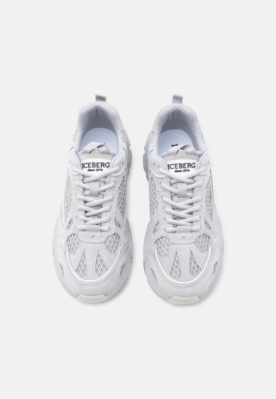 Baskets en maille blanche et cuir avec lacets, marquées "ICEBERG depuis 1974" sur la languette, vues de dessus.