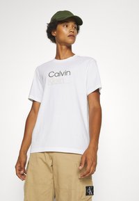 Calvin Klein LOGO - Μπλουζάκι με στάμπα - bright white