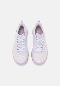 Lichtpaarse sportschoenen met een ademend gebreid bovenwerk, contrasterende witte veters en een gestructureerde zool. Bevat subtiele perforaties en branding.