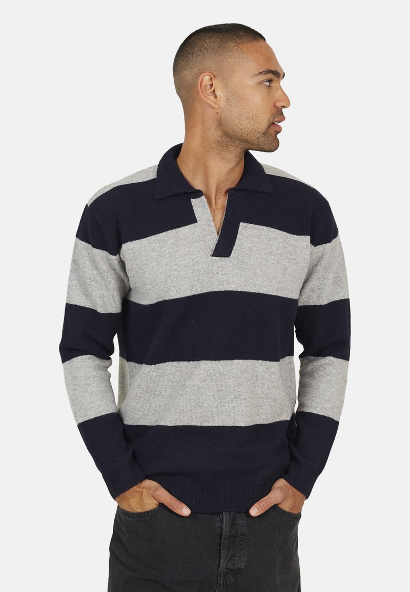 Pull en tricot gris et marine avec des rayures horizontales. Doté d'un col polo et de poignets côtelés. Tissu texturé avec une coupe décontractée.