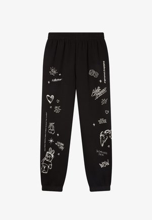 Czarne dresy z białymi rysunkami i napisami, w tym serca, wiśnie, królik, kostki, anielskie skrzydła oraz frazy takie jak "Magia się zdarza" i "Wszystko będzie dobrze."