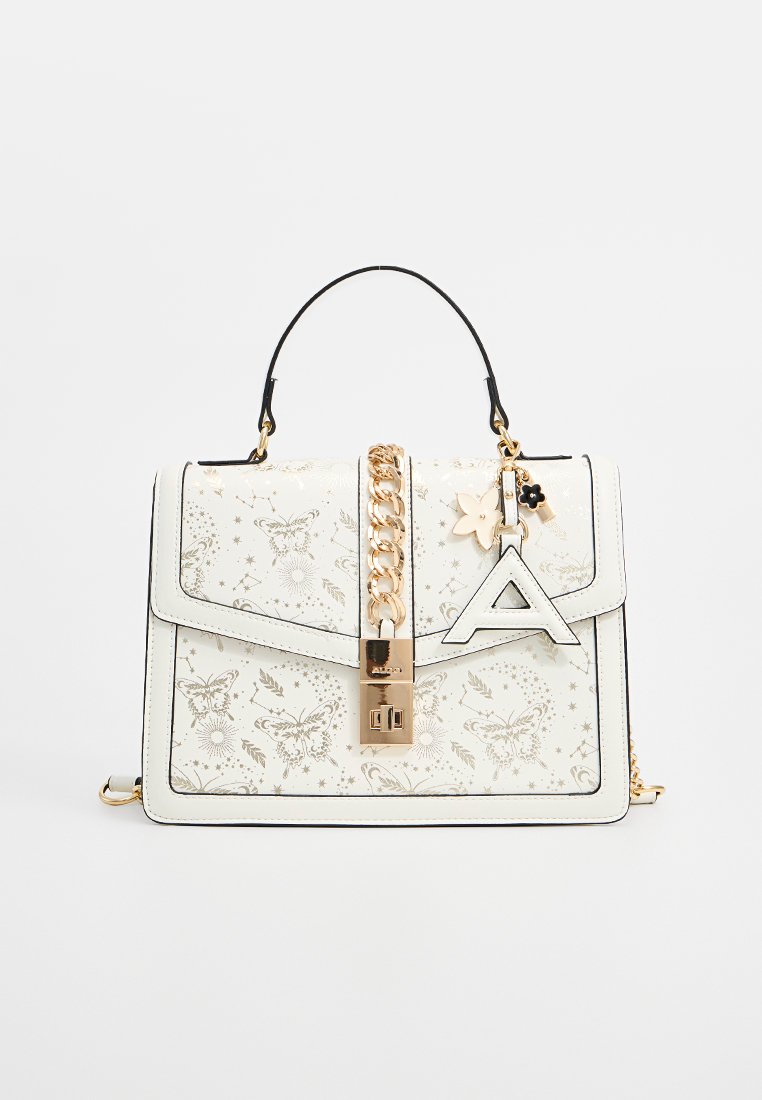 Sac à main blanc avec motifs de papillons et d'étoiles dorés, bandoulière en chaîne dorée, anse supérieure et charme décoratif en forme de lettre "A".