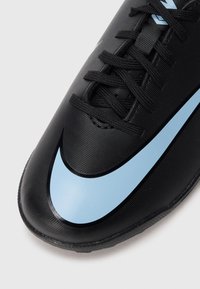 Crne nogometne kopačke s teksturiranom površinom, koje imaju istaknut svijetlo plavi swoosh dizajn i crne vezice za sigurno pristajanje.