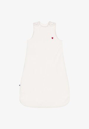 Sac de dormit alb fără mâneci, realizat dintr-un material pliat, având un mic inimă roșie brodată aproape de umărul din stânga sus. Decolteu rotund.