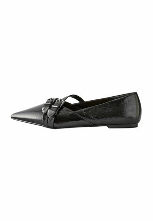 Scarpe piatte nere in pelle verniciata lucida, con punta appuntita, fascette incrociate e dettagli in fibbia argentata.