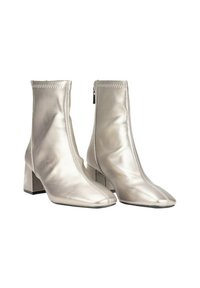 Botas de tobillo plateadas hechas de material sintético liso, con puntera cuadrada, tacón cuadrado y cremallera trasera con costura decorativa.