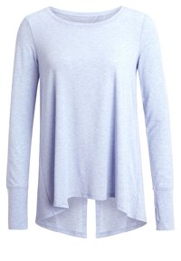 Jasnofioletowa koszula z długim rękawem, okrągłym dekoltem, otworami na kciuki i asymetrycznym dołem dłuższym z tyłu.