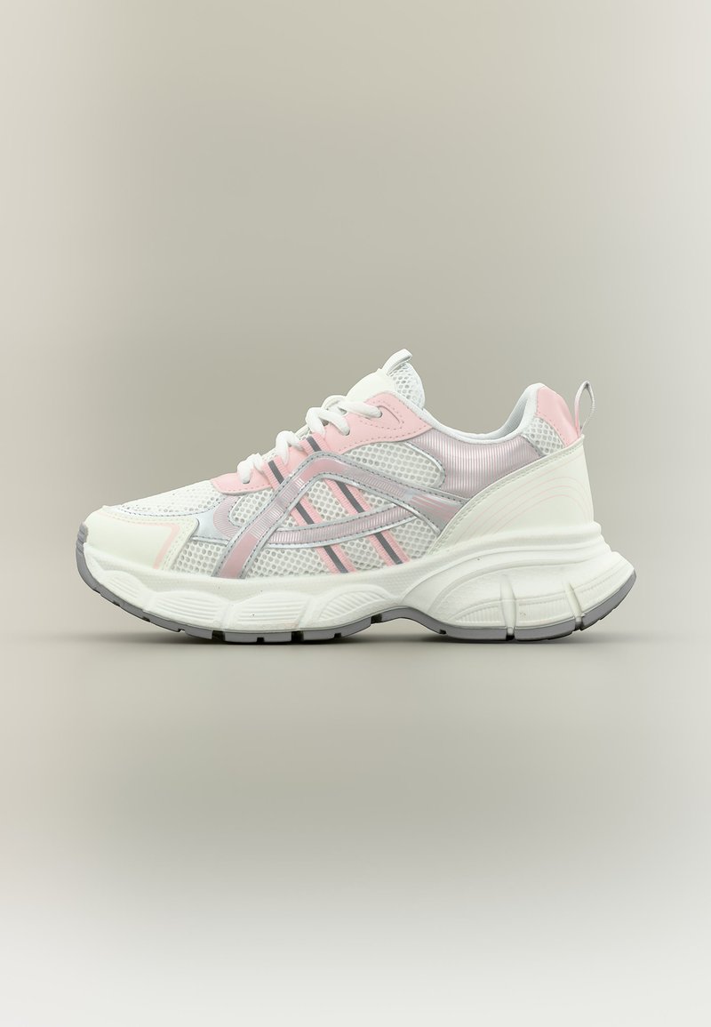 Λευκό και ανοιχτό ροζ αθλητικό παπούτσι με πάνελ από δίχτυ, μαξιλαρωμένη σόλα και γκρι λαστιχένια εξωτερική σόλα σε πλευρική προβολή.