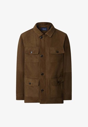 Giacca in suede marrone con colletto, chiusura frontale a bottone, due tasche sul petto con pattina e una finitura liscia e strutturata.