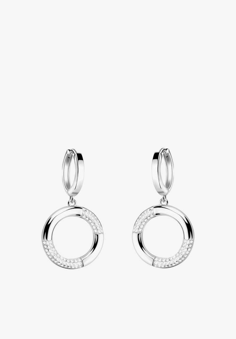 Boucles d'oreilles créoles en argent avec de petites pierres claires partiellement serties en pavé sur la moitié inférieure de chaque pendentif circulaire.