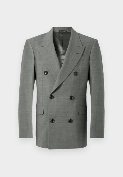 Dwurzędowa szara marynarka z teksturowanej tkaniny, z szerokimi klapami szczytowymi, czarnymi guzikami i dwoma przednimi kieszeniami. Wewnętrzna podszewka widoczna.