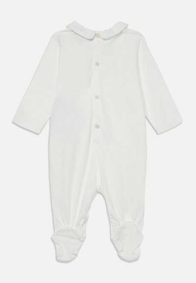 Hvit babyheldrakt med lange ermer og fot, trykknapper foran og liten rundet krage.