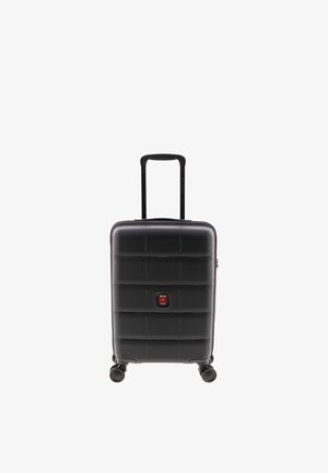 Zwarte hard-shell koffer met vier draaibare wielen en een uitgeschoven telescopisch handvat, rechtopstaand op een witte achtergrond.