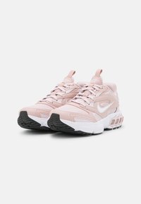 Sneaker sportive rosa con tomaia in rete e materiali sintetici, dettagli bianchi, suola lavorata e lacci; dotate di una linguetta sul tallone.