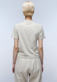 Napapijri S-BOX LOGO - T-shirts print - beige silvr n
