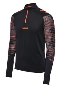 Svart långärmad träningströja med halva dragkedjan. Utrustad med orange detaljer, en "hummel"-logotyp och mönstrade ärmar i röd och grå.