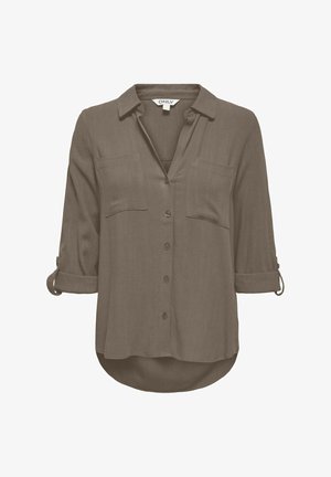 Blouse marron à manches longues avec boutons, deux poches poitrine, manches retroussées avec pattes à boutons, et ourlet arrondi.